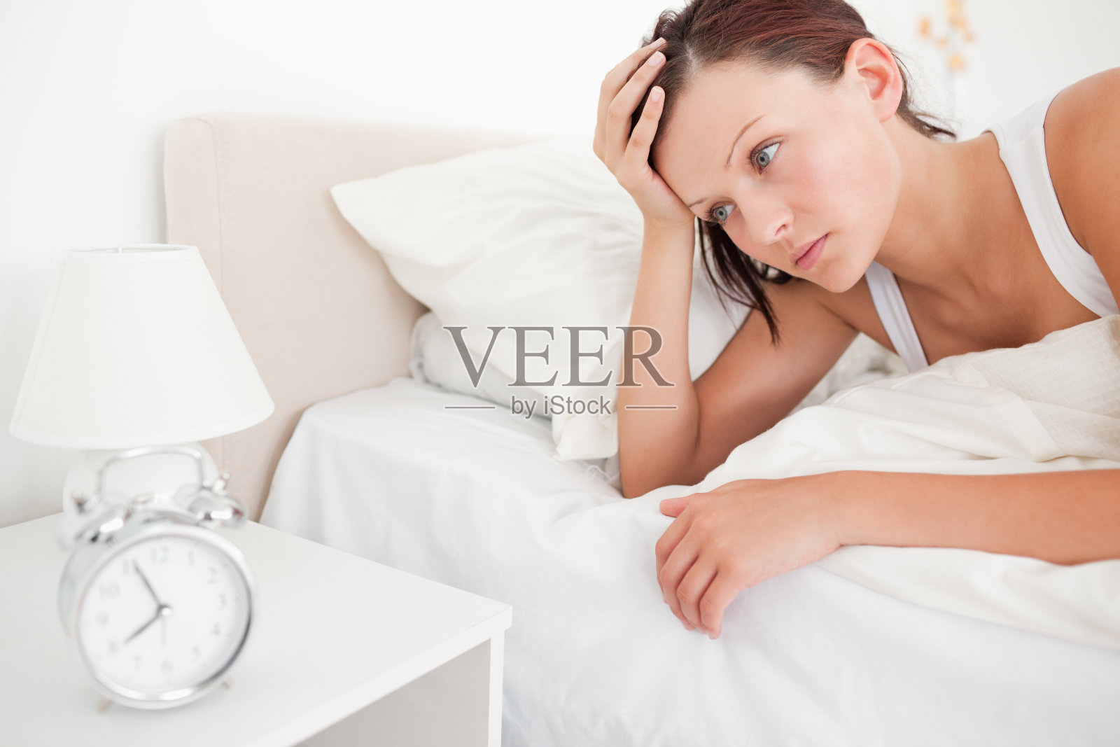 漂亮的红发女人醒了照片摄影图片