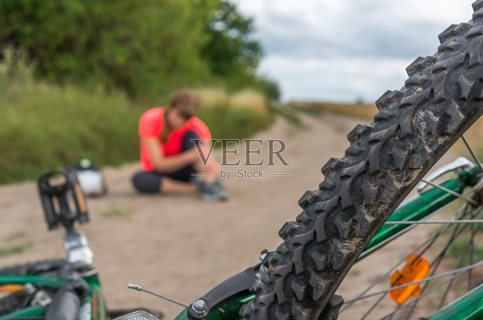女子在自行车事故中受伤照片摄影图片