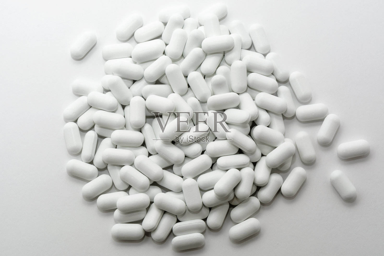 药丸在白色的背景。照片摄影图片
