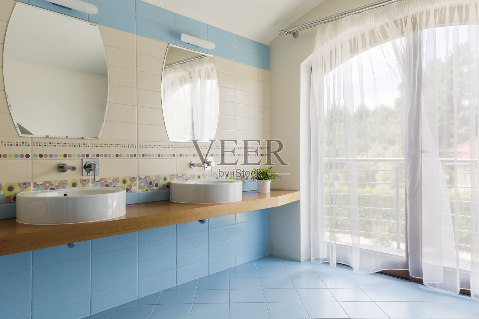 浅蓝色的双人浴室照片摄影图片