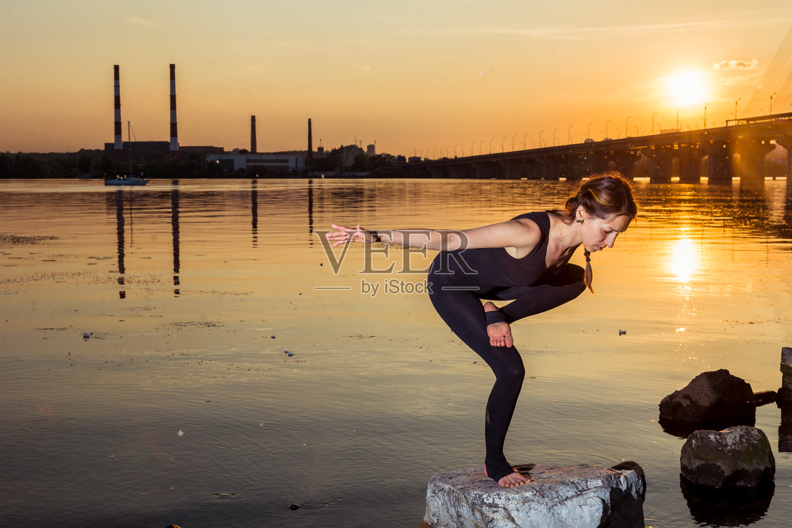 在城市背景下练习瑜伽的女孩照片摄影图片
