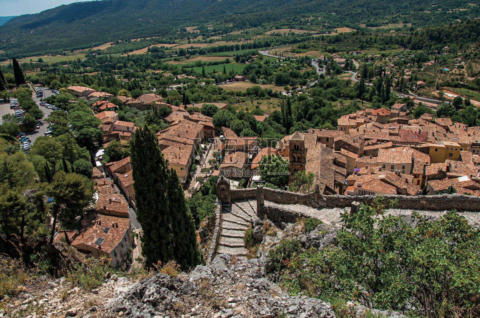 穆斯捷尔-圣玛丽村的石阶、屋顶和钟楼景观照片摄影图片