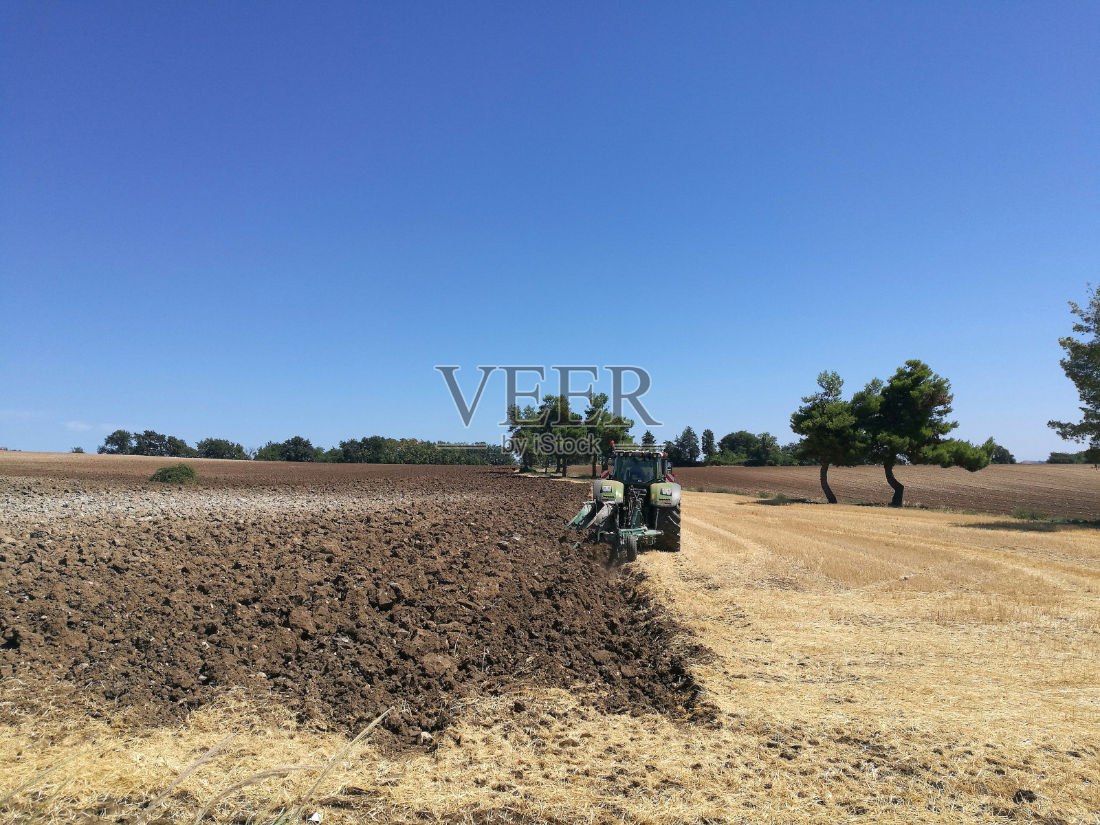 田间耕作照片摄影图片