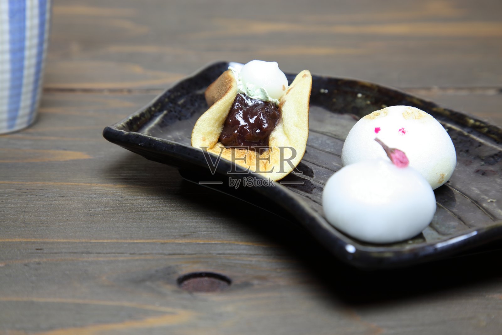 盘子里的日本糖果照片摄影图片