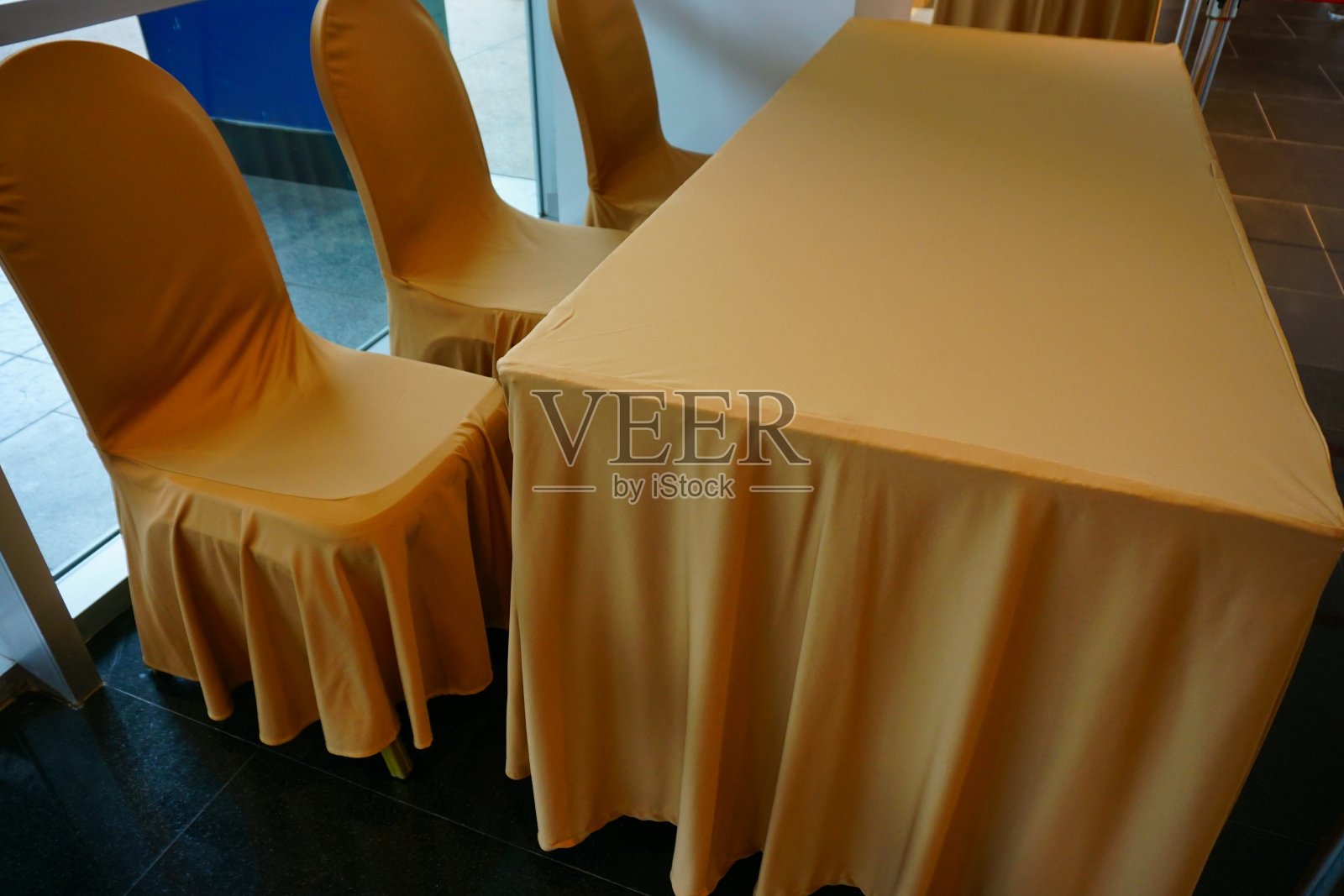 白色的桌子和椅子照片摄影图片