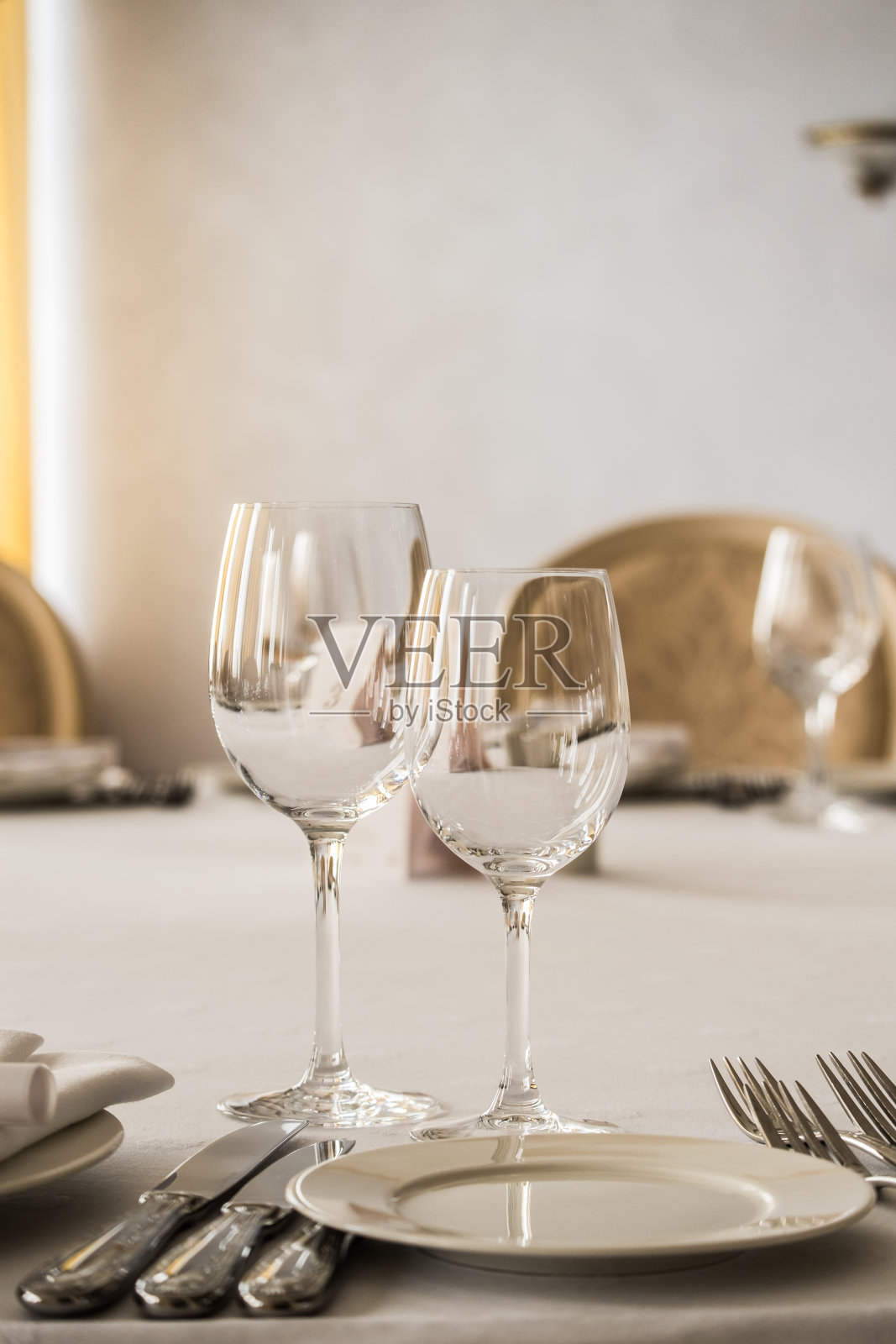 餐厅餐桌上的空杯子和盘子照片摄影图片