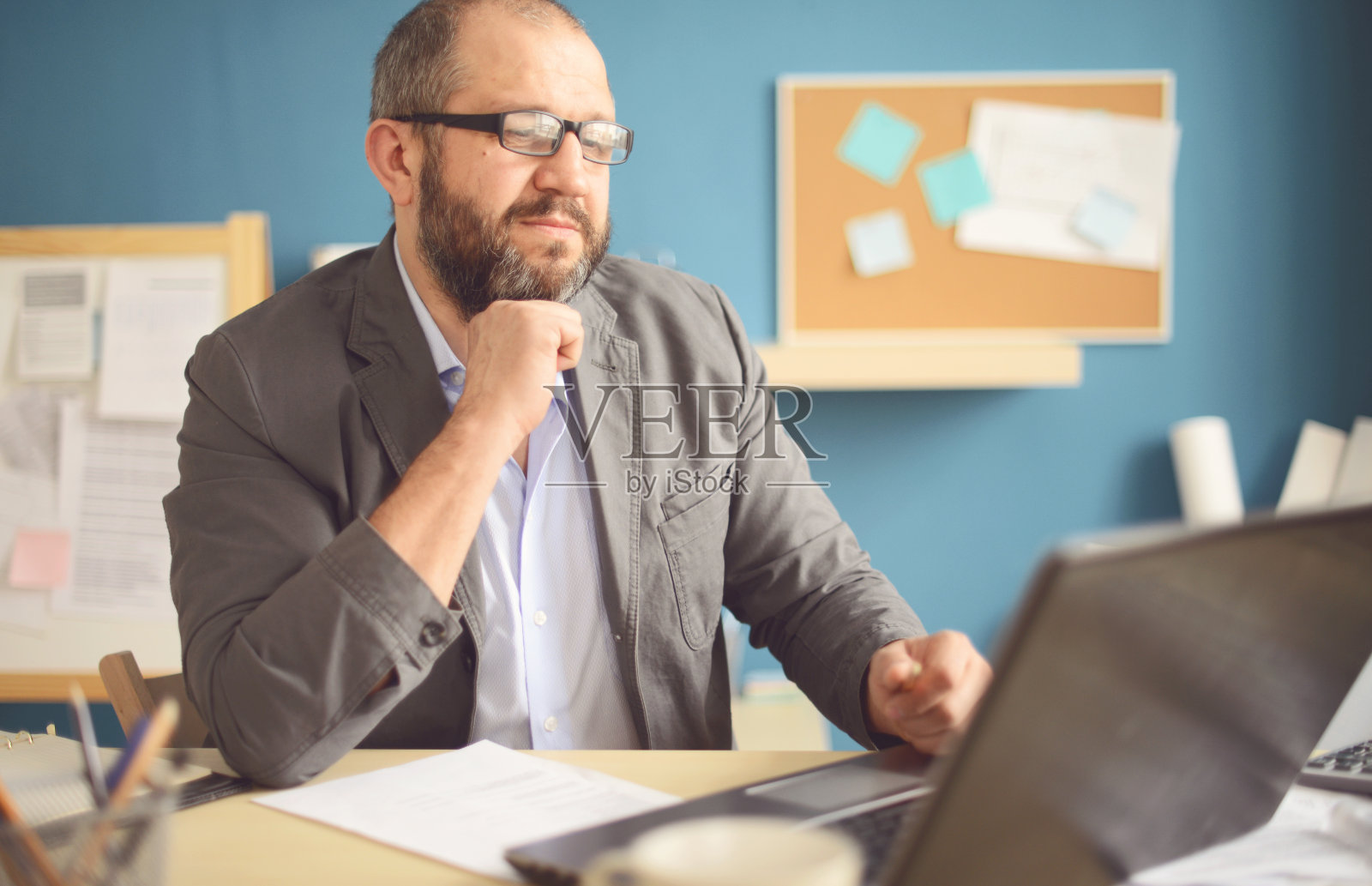 在办公室工作的成年人照片摄影图片