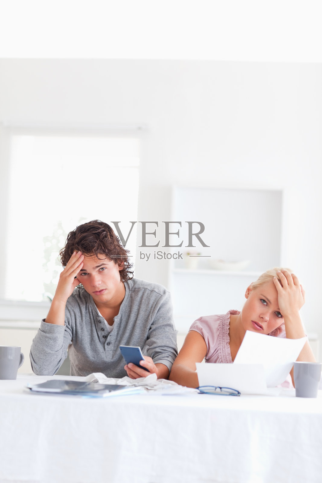 一对疲惫的夫妇在计算他们的开支照片摄影图片