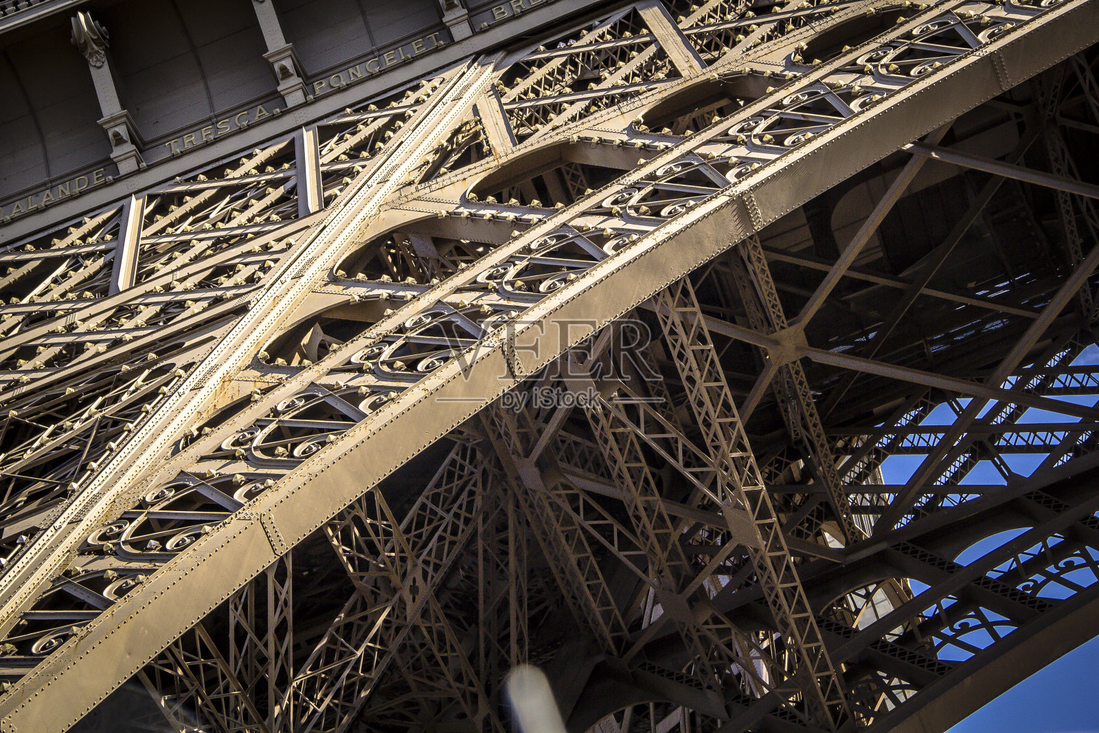 法国巴黎——2016年9月25日:埃菲尔铁塔照片摄影图片