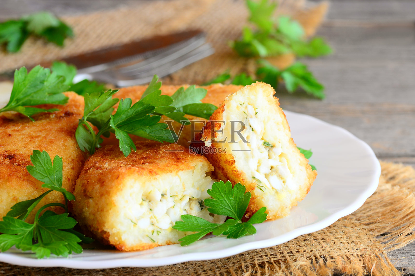 鸡蛋馅的蔬菜肉片。用花椰菜和土豆做成的肉片,里面塞满煮熟的鸡蛋片。乡村风格。特写镜头照片摄影图片