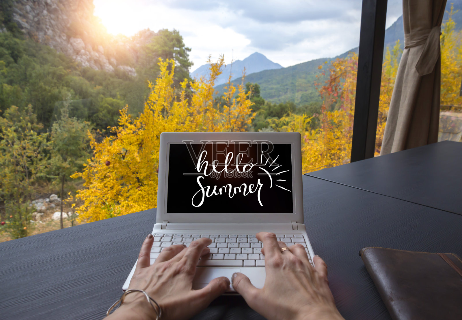 自由职业者的手和问候'你好,夏天!,屏幕上照片摄影图片