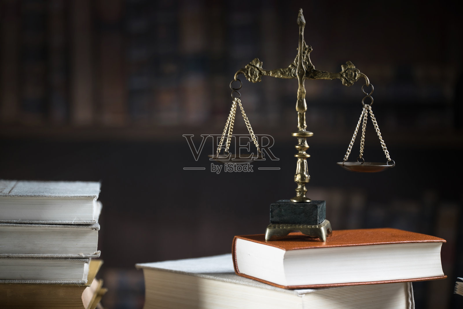 法律与正义的概念。法官的木槌,书本,正义的天平。灰色的石头背景,反射在地板上,排印的地方。法庭上的主题。照片摄影图片