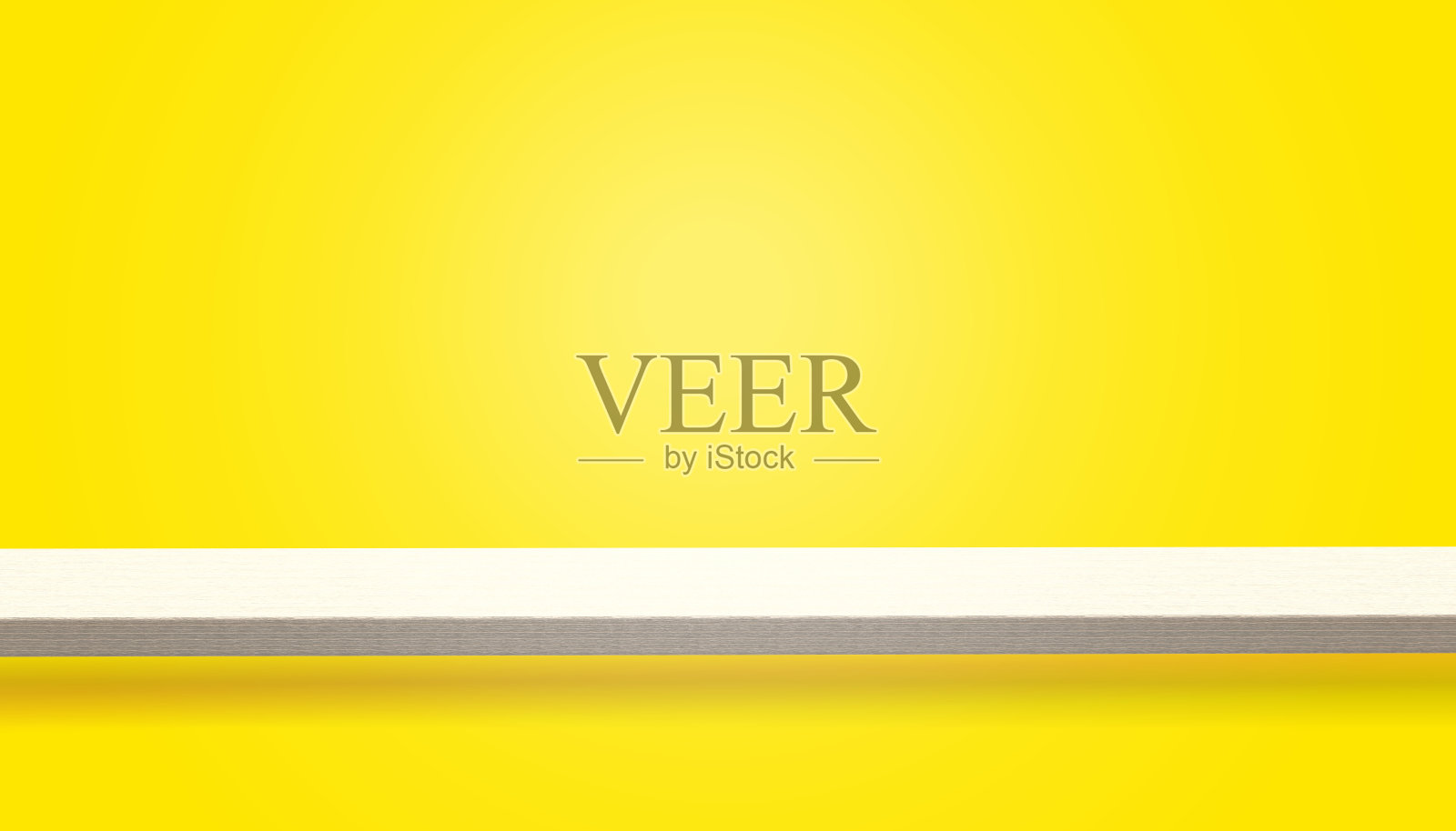 空顶部木桌子或柜台孤立在黄色背景,可用于展示或蒙太奇您的产品照片摄影图片