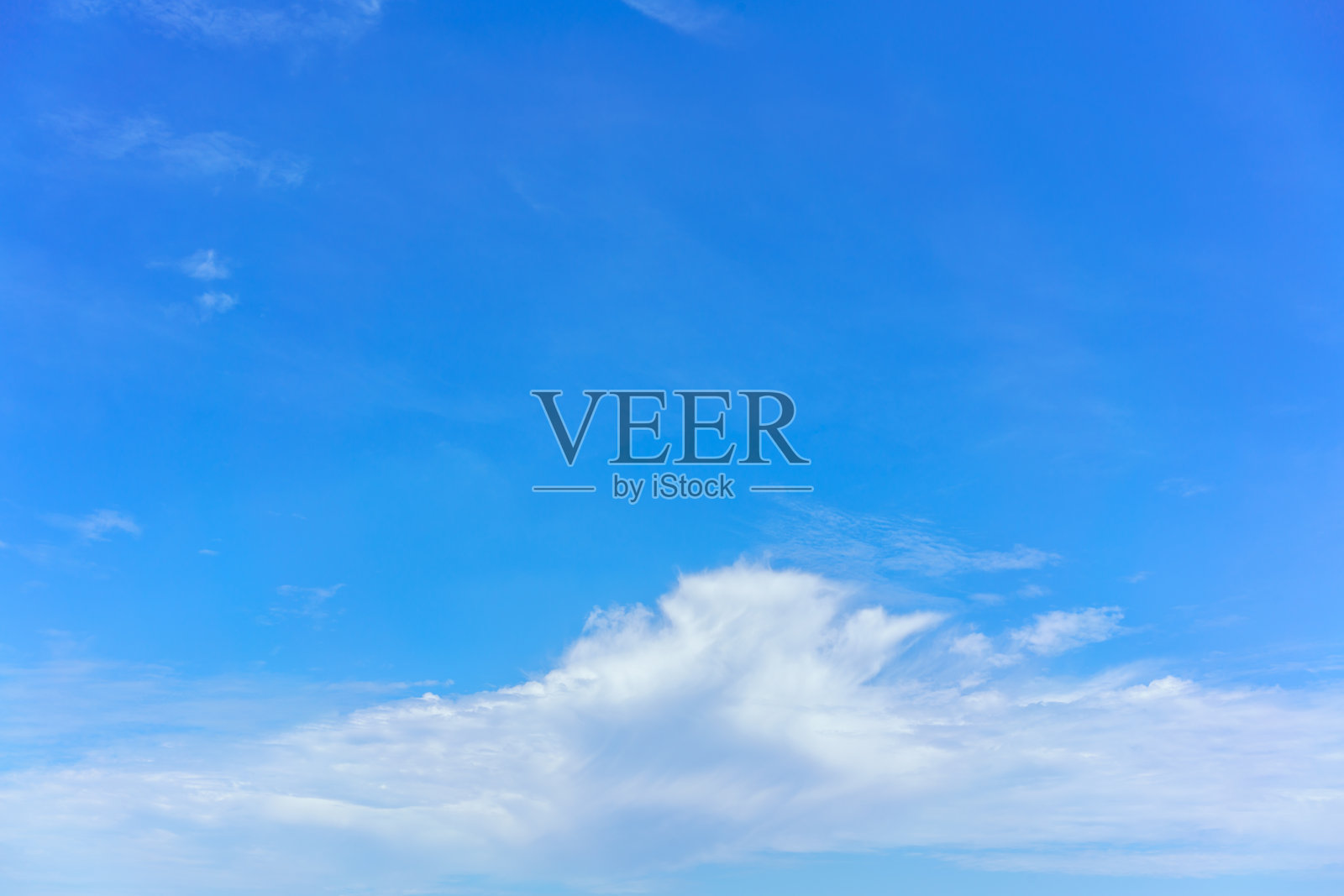 美丽的白云和蓝天的背景照片摄影图片