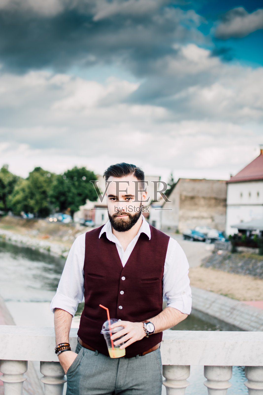 在城市里享受奶昔照片摄影图片