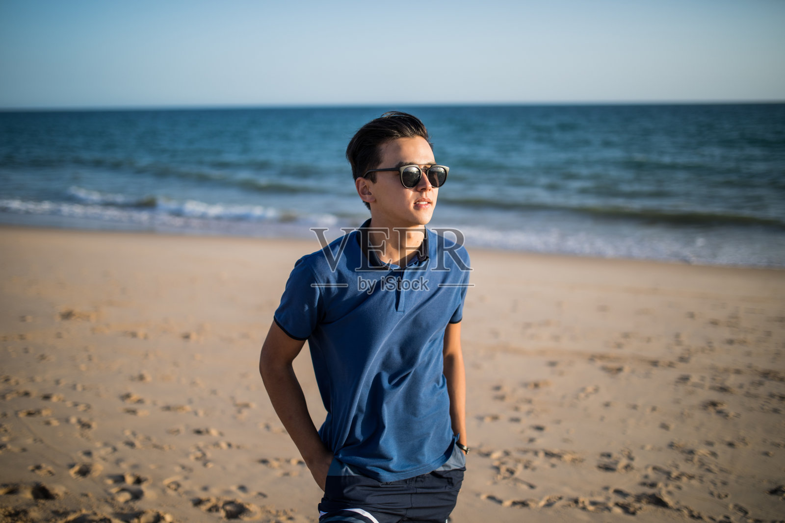 放松和微笑的亚洲年轻人在海滩上照片摄影图片