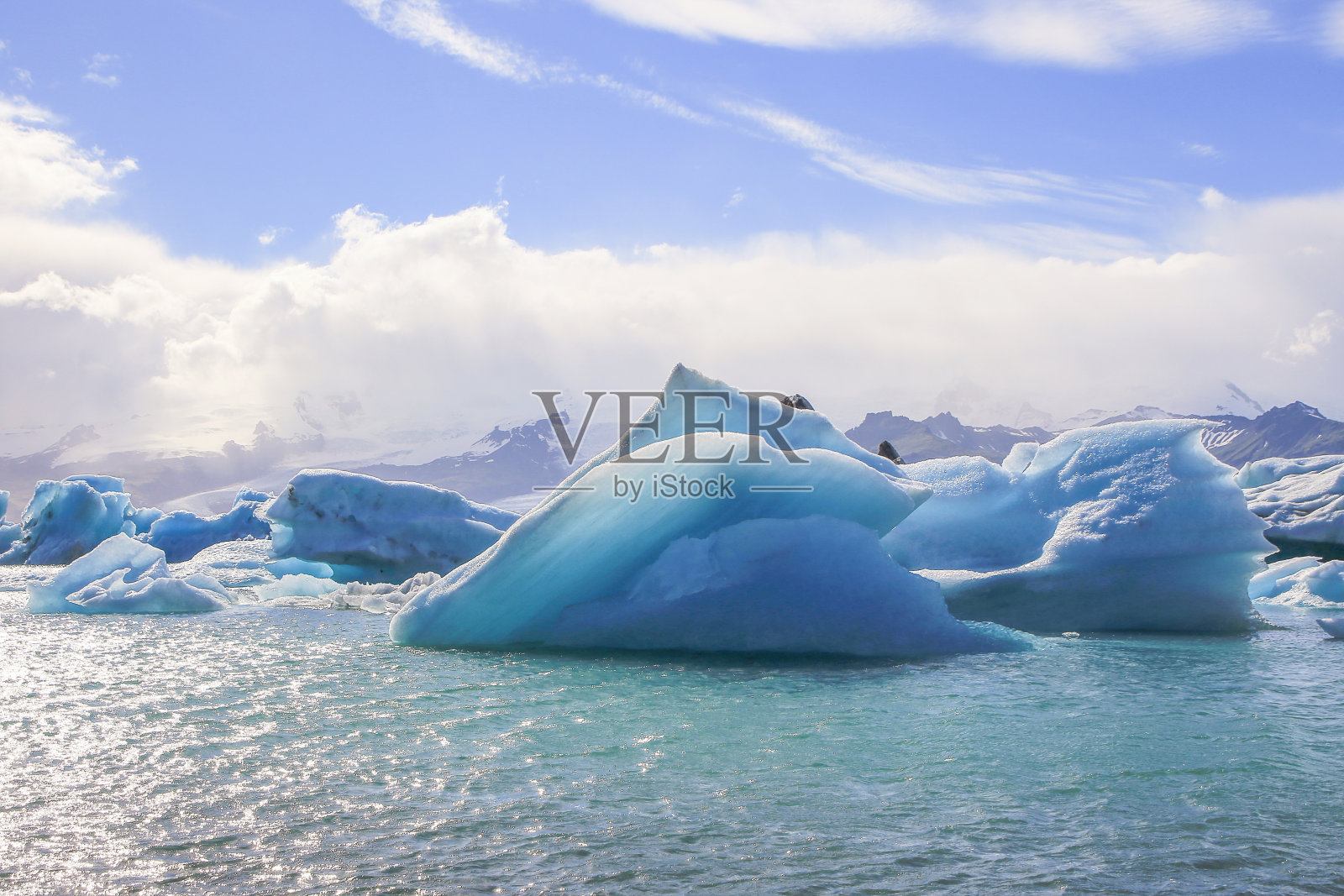 冰岛Jokulsarlon冰川泻湖中的冰山照片摄影图片