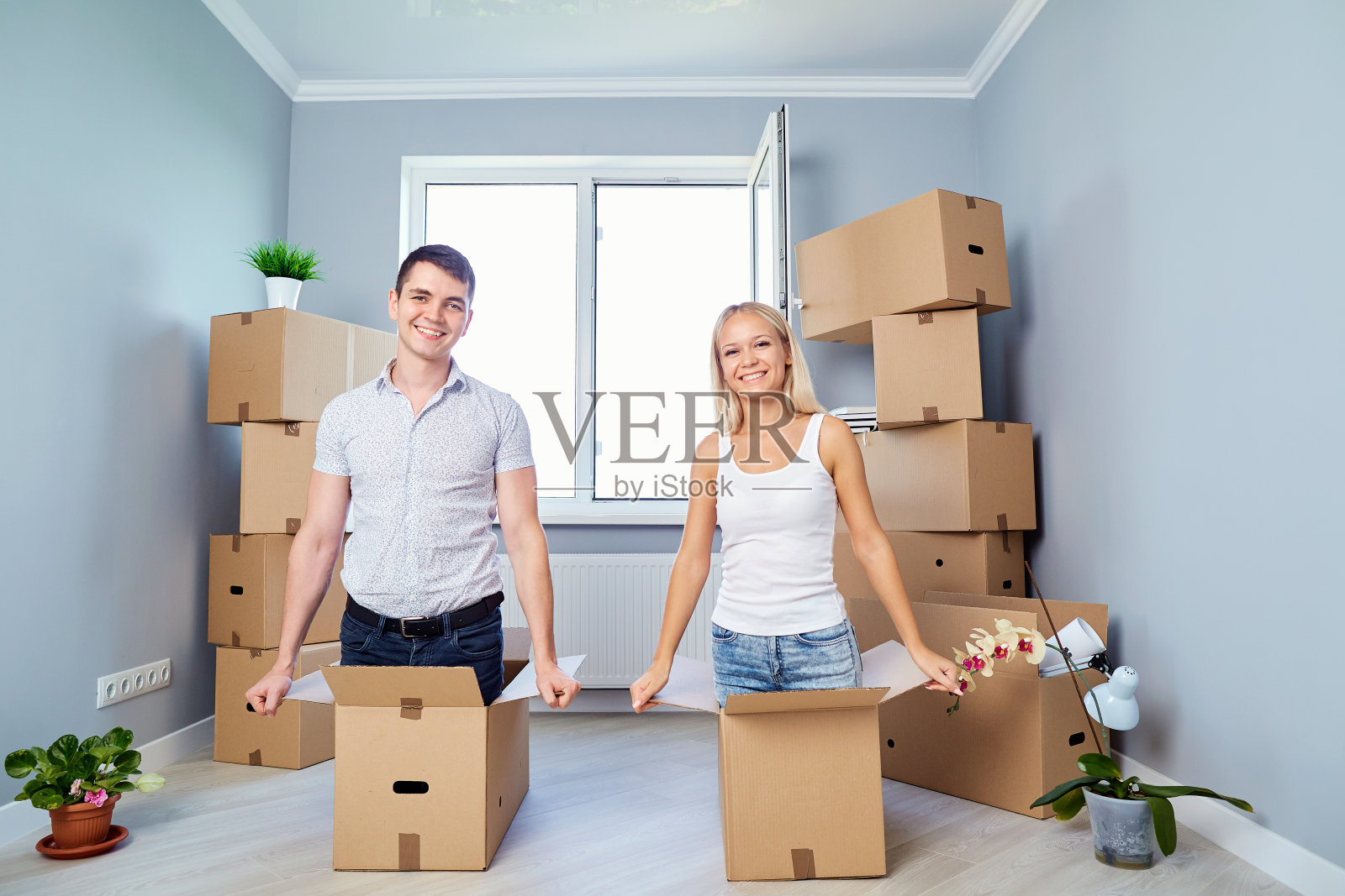 一个幸福的家庭在新家玩得很开心。照片摄影图片