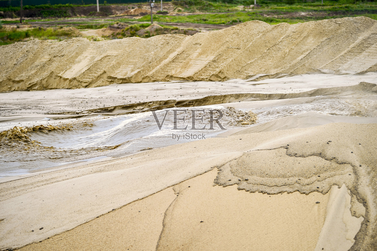 采沙时,沙坑用水照片摄影图片