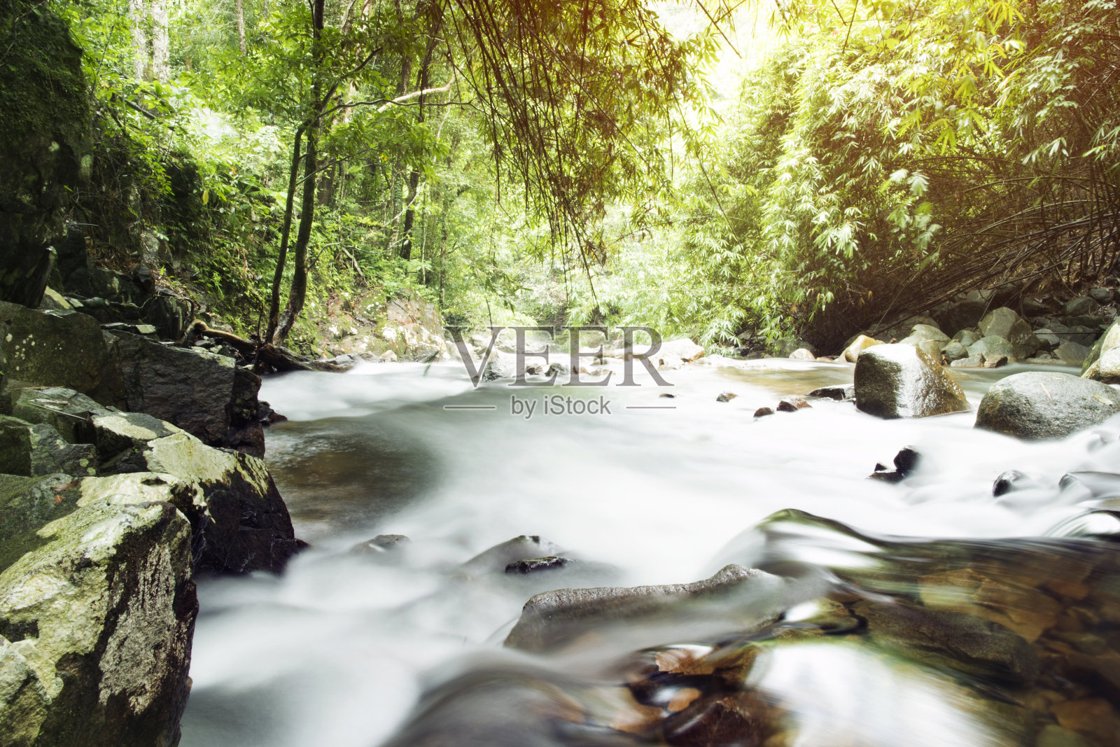 来自泰国昌塔武里的瀑布特写照片摄影图片