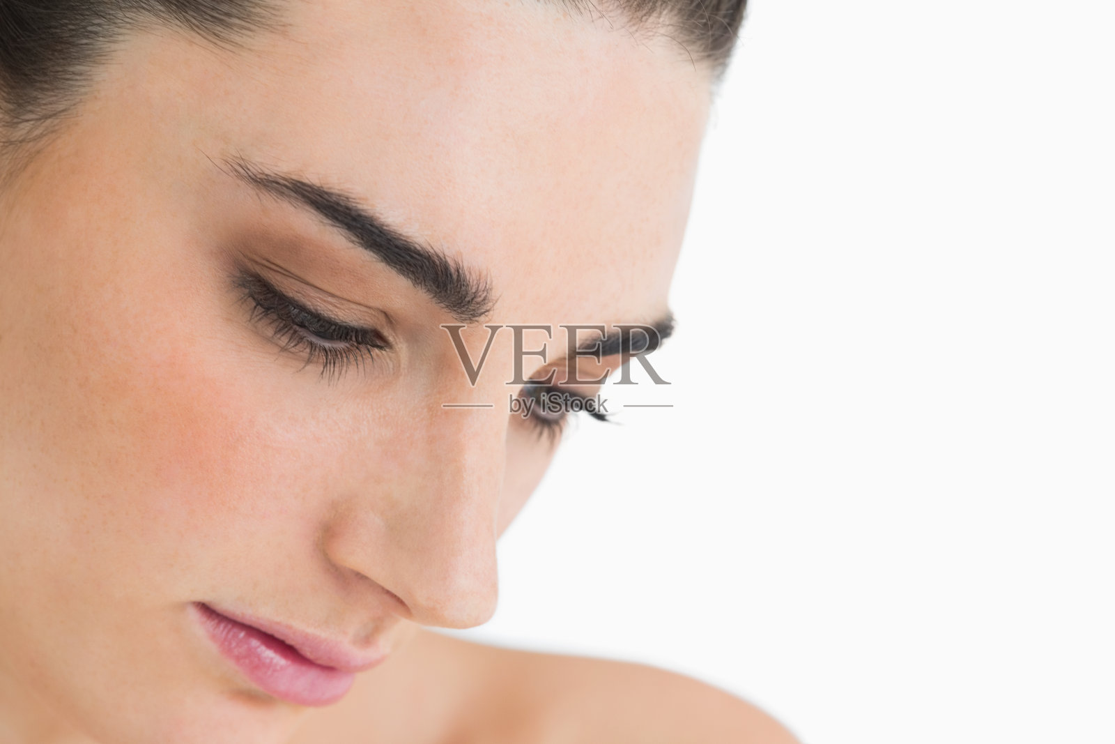 苍白的黑发女子向下看照片摄影图片