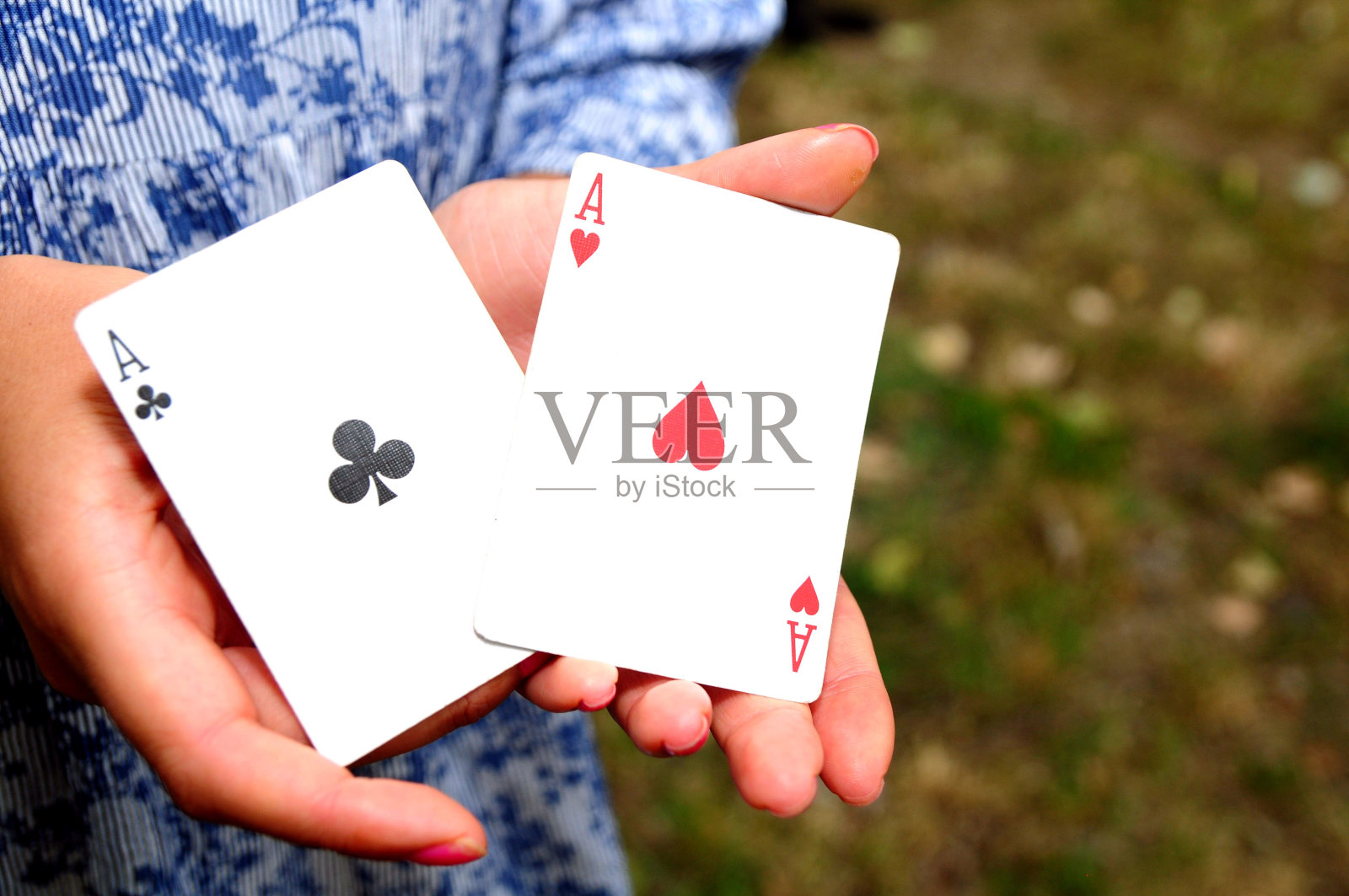 在纸牌游戏中展示两张王牌的女人照片摄影图片