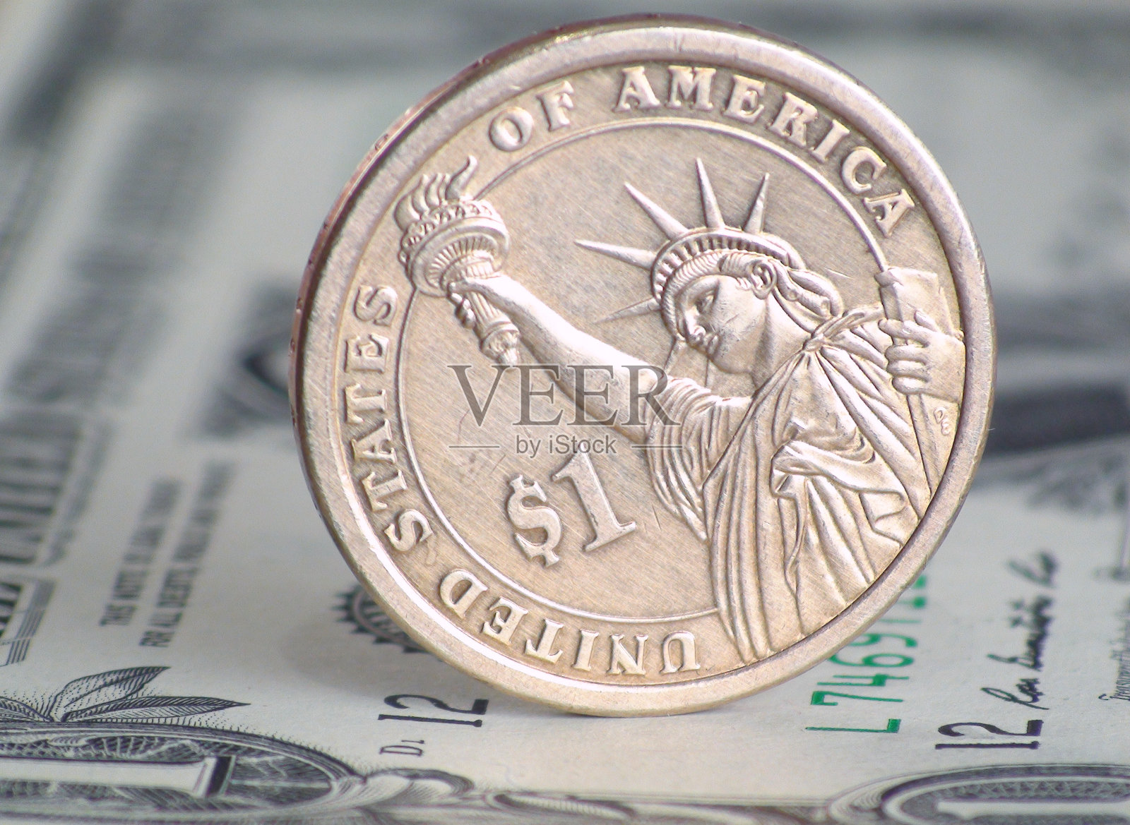 钞票上有自由女神像的硬币照片摄影图片