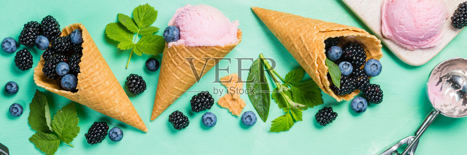 浆果冰淇淋上的乡村木材背景照片摄影图片