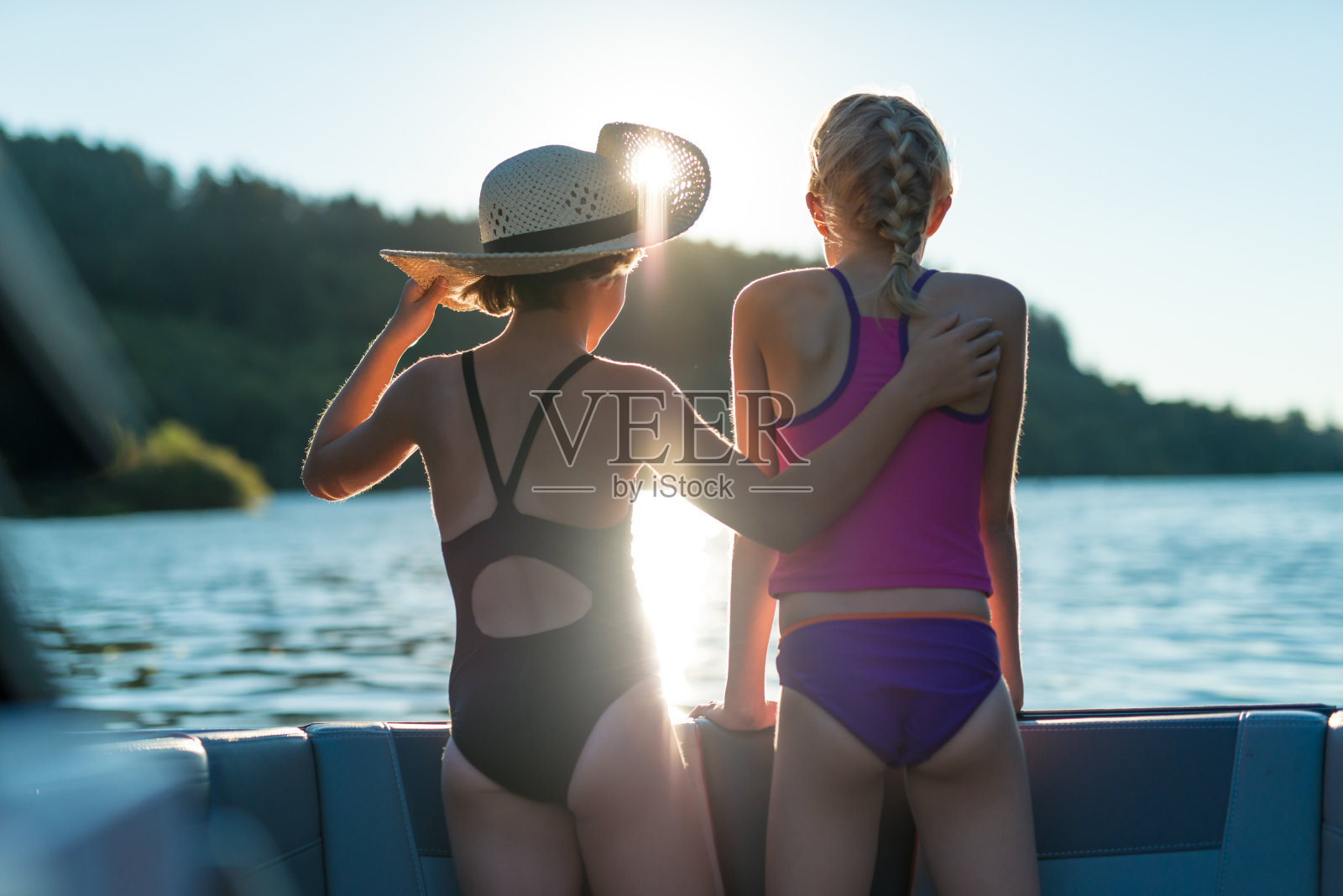 夕阳下的两姐妹照片摄影图片