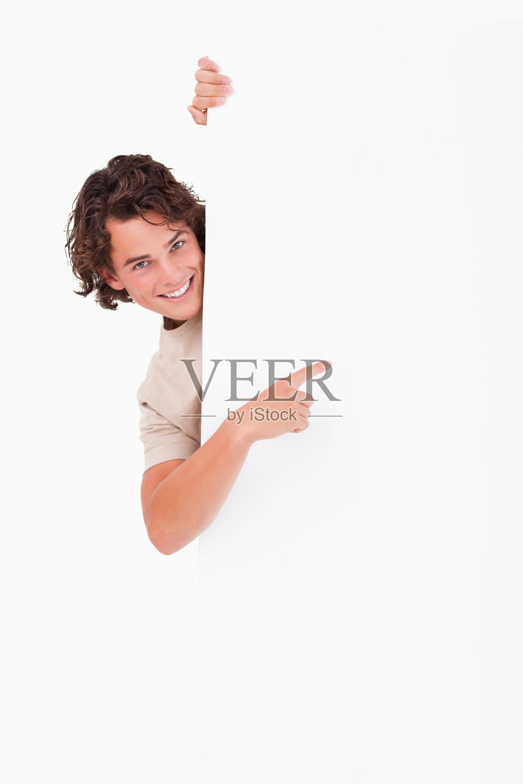 可爱的家伙指着白板看着摄像机照片摄影图片