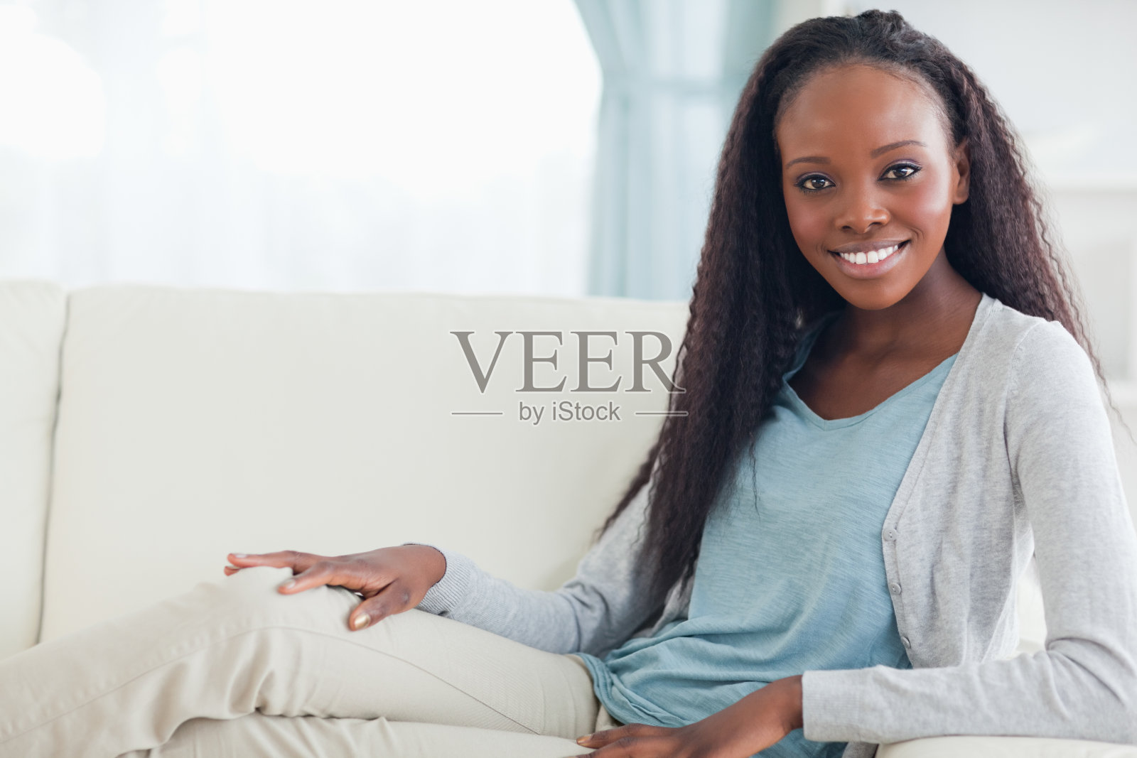 微笑的女人在沙发上休息照片摄影图片