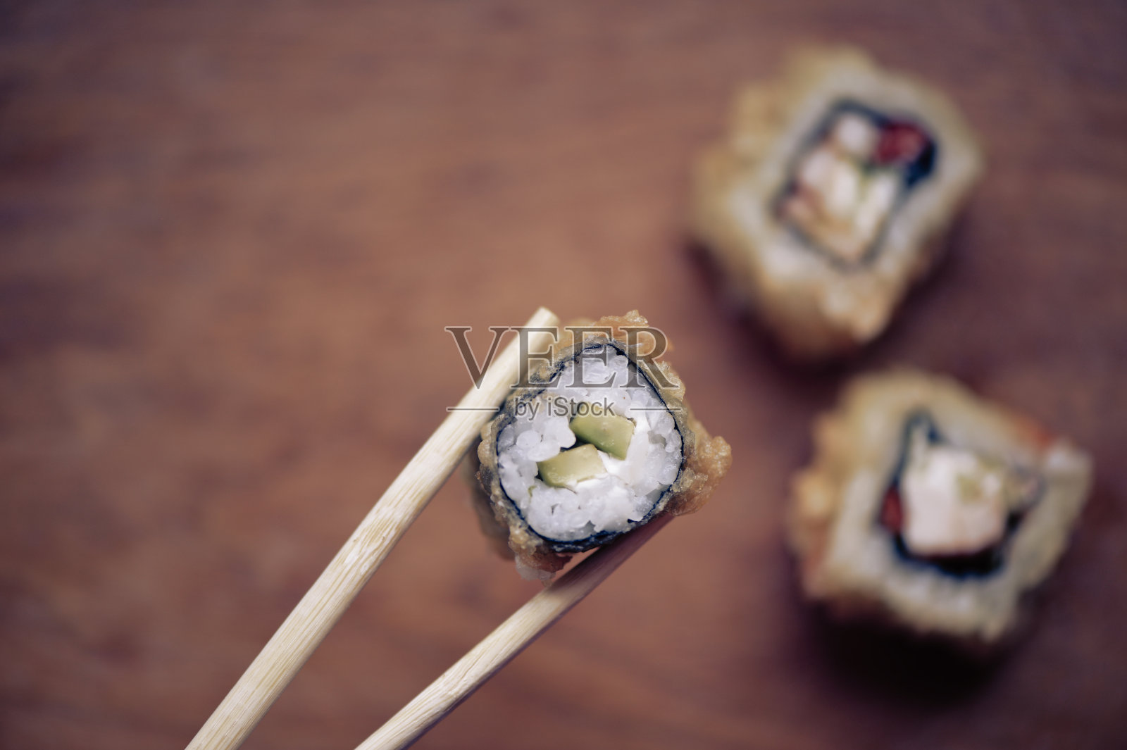 日式寿司卷放在木架子上。日本的食物。照片摄影图片