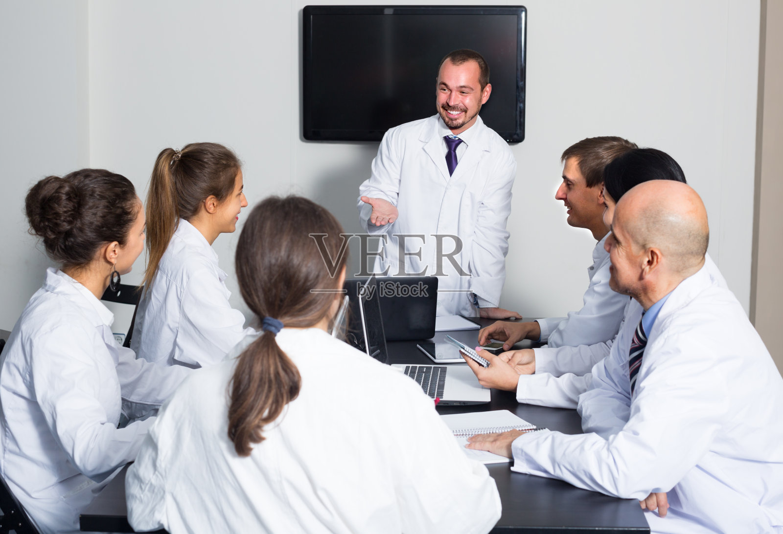 专家在讨论照片摄影图片