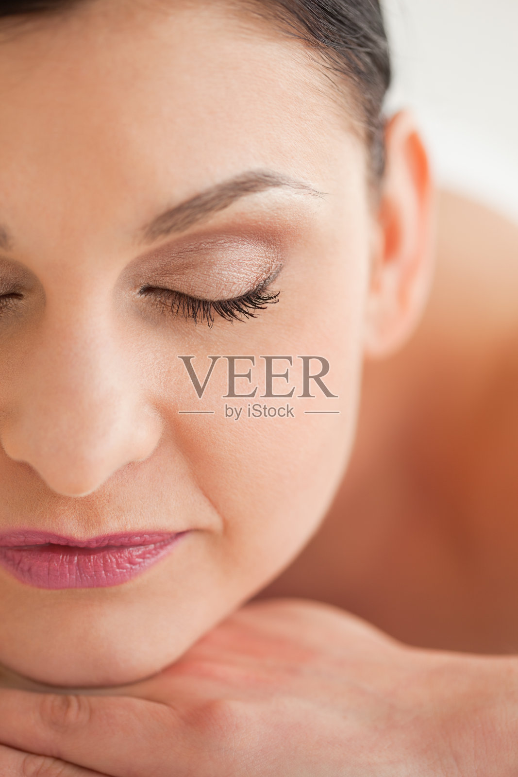 迷人的黑发享受按摩照片摄影图片