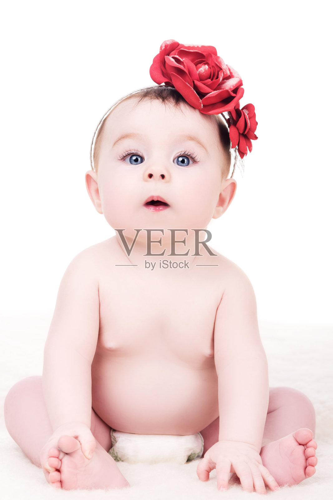 可爱的小女孩戴着头巾,头上戴着白色的花照片摄影图片