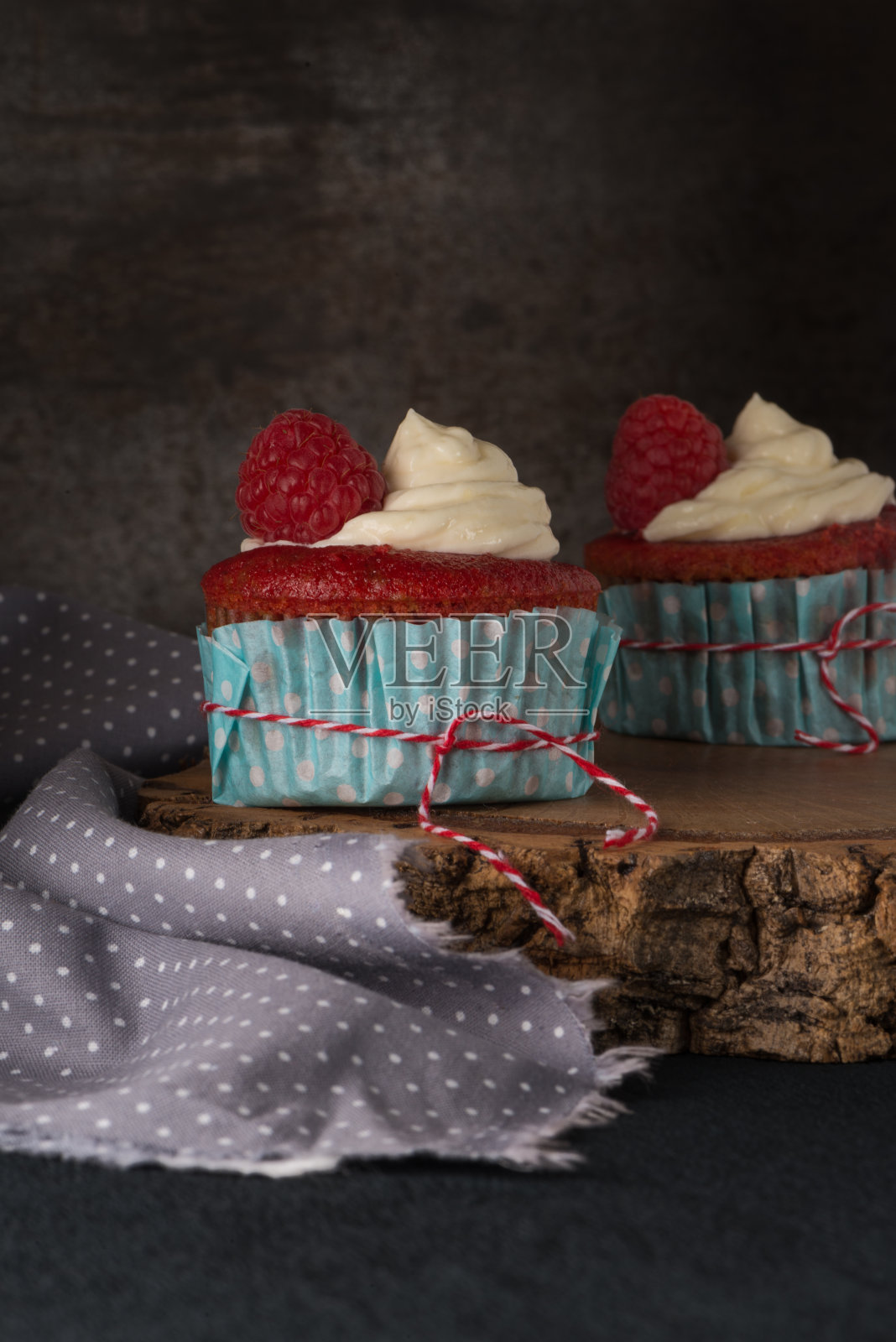 红色蛋糕配奶油芝士糖霜照片摄影图片