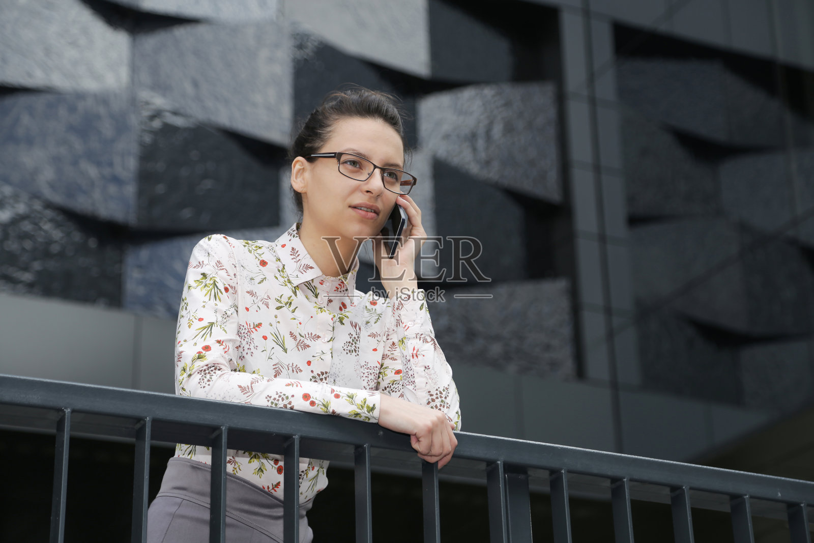 穿着西装的女商人,在办公室工作照片摄影图片