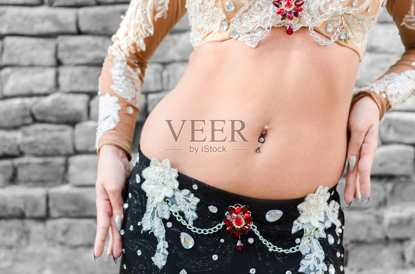 女孩跳舞时臀部发抖照片摄影图片