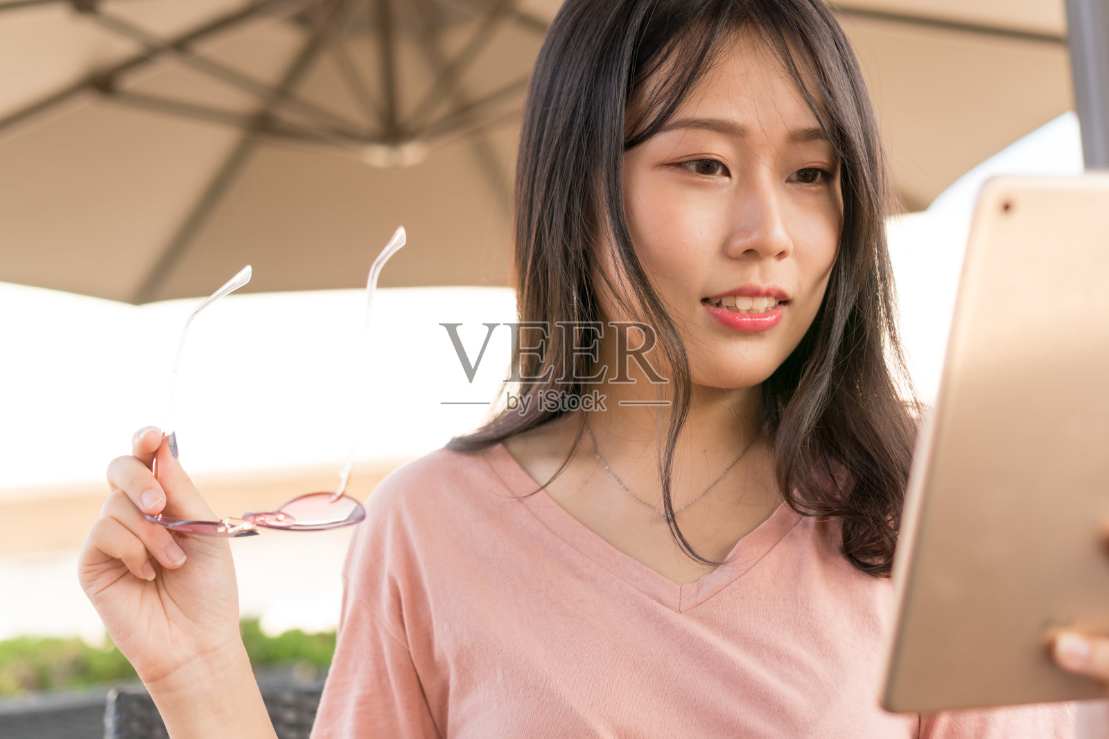 亚洲女孩看平板电脑照片摄影图片