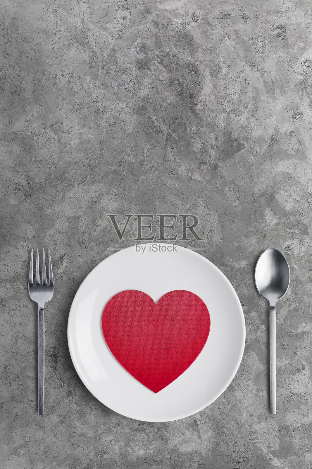 白色盘子上的红色爱心,情人节照片摄影图片