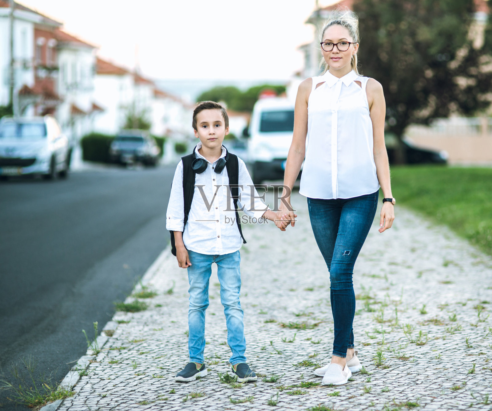 小学男孩和他的妈妈照片摄影图片