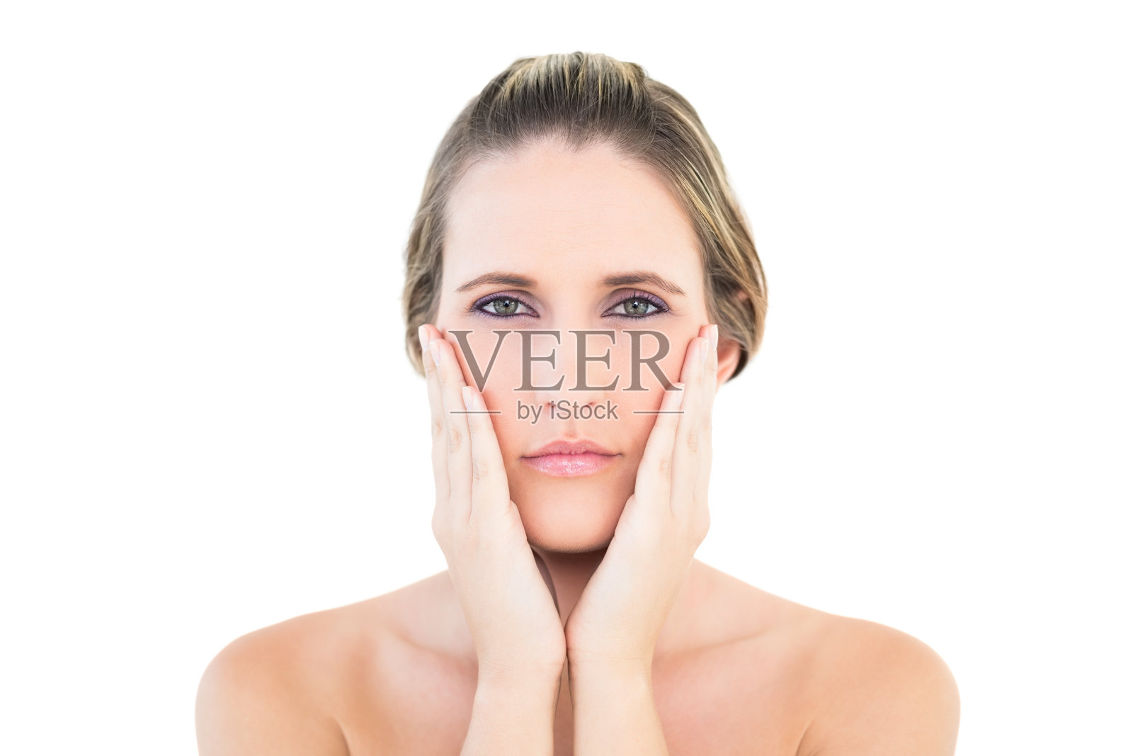 美丽的女人看着镜头严肃照片摄影图片