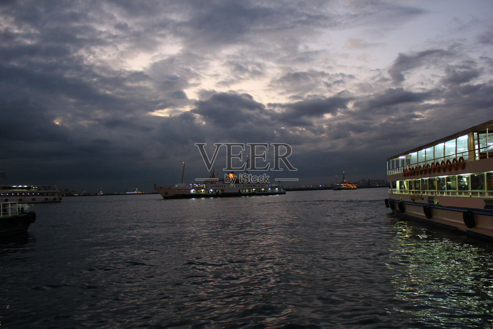 伊斯坦布尔城市渡轮和美丽的海滨景色照片摄影图片