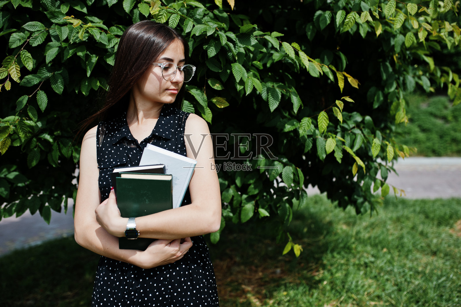 一个美丽的女人阅读的肖像。照片摄影图片
