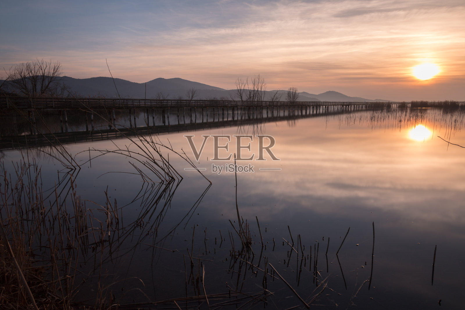 湖面上落日的倒影照片摄影图片