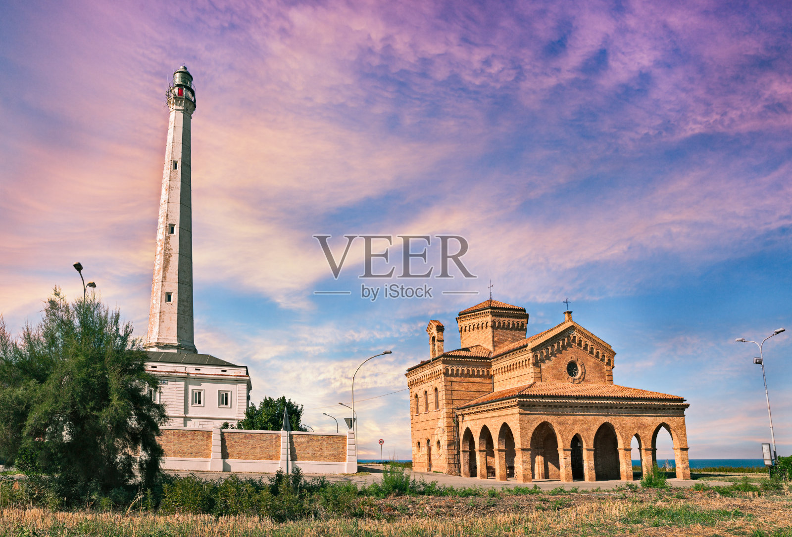 意大利,阿布鲁佐,瓦斯托,蓬塔宾纳:亚得里亚海沿岸的灯塔和教堂照片摄影图片