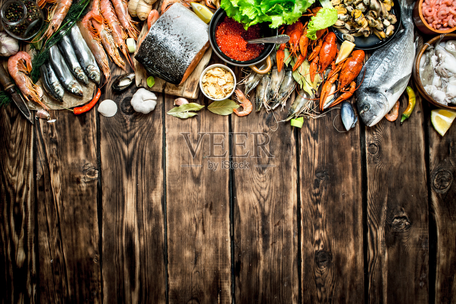 各种海鲜虾,鱼和贝类。照片摄影图片