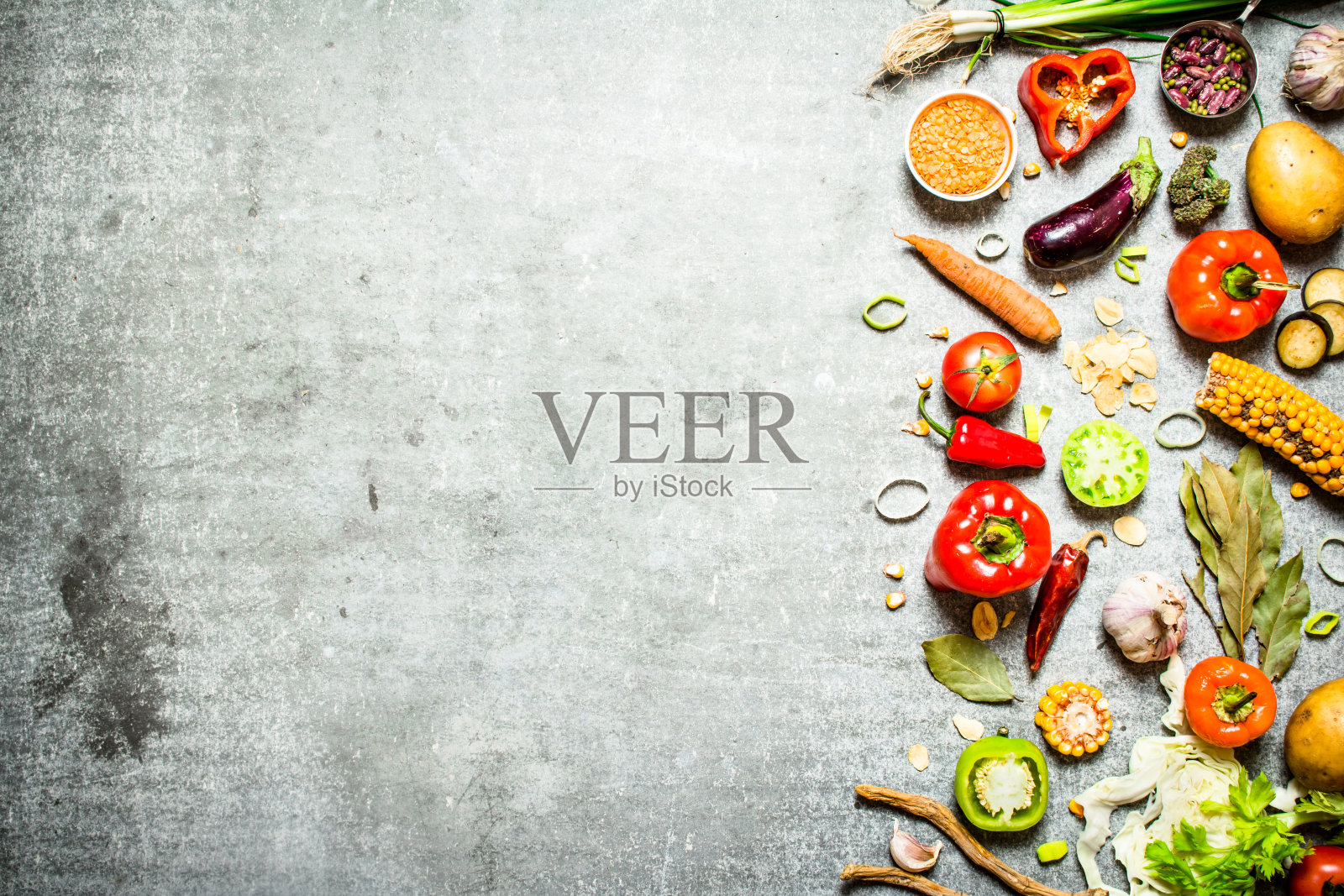 有机食品:新鲜蔬菜切片与香料照片摄影图片