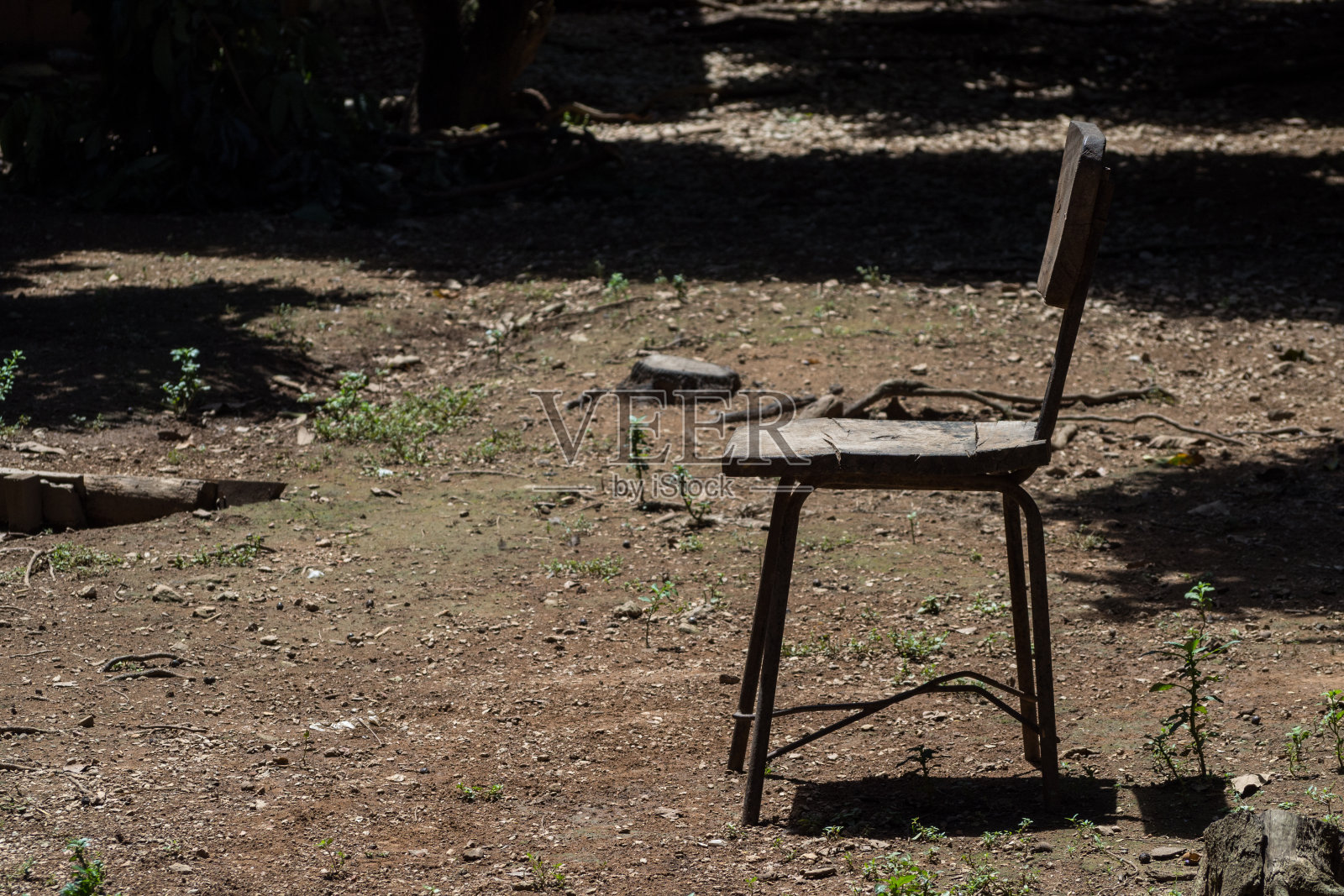 老木头椅子照片摄影图片
