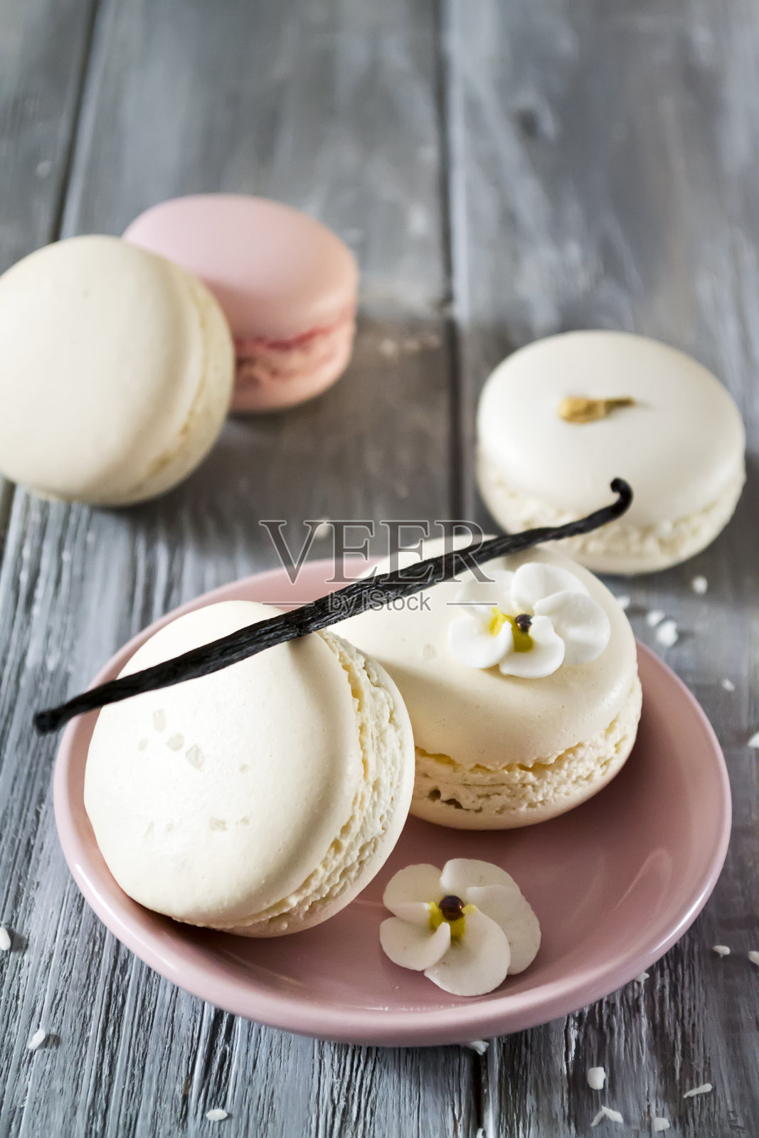 盘子里的法式杏仁饼干照片摄影图片